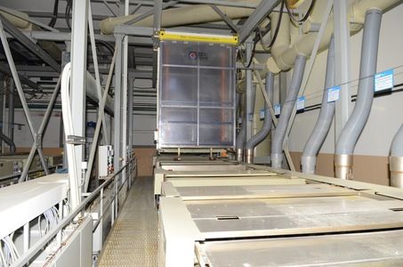 Automatic single-row line for galvanic copper plating on steel parts of hinges as a protective coating prior to chemical-heat treatment.