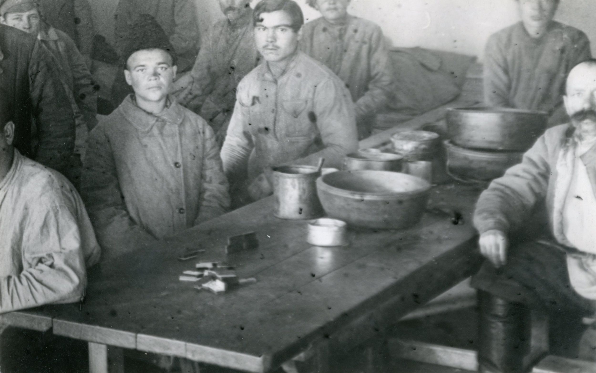 Зондеркоманда в освенциме. Писатель бывший узник лагерей один из первых. Узники дахау лагеря дахау. Колыма лагерь шаламов. Узники освенцима лагеря.