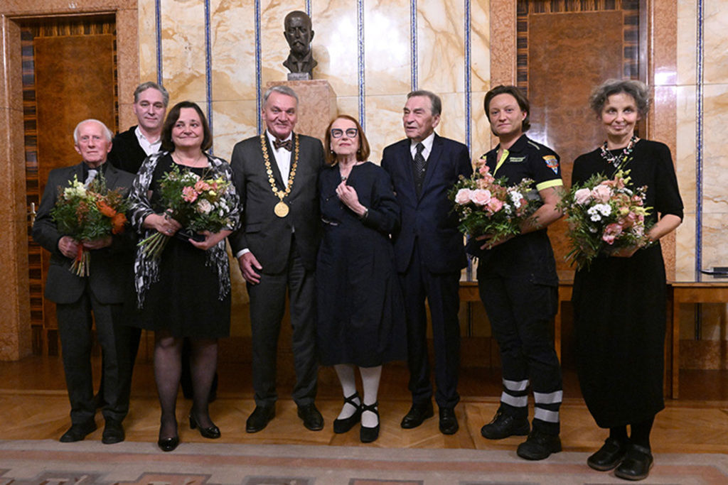 skupina lidí pózujících pro fotografii