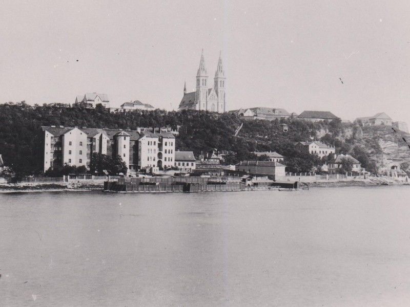 Historická fotografie velké vodní plochy