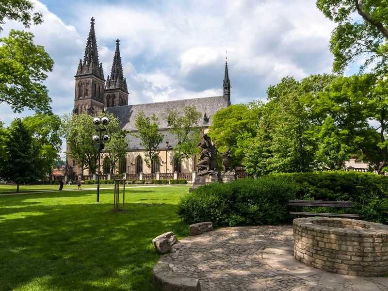 vyšehradský park a bazilika sv. Petra a Pavla